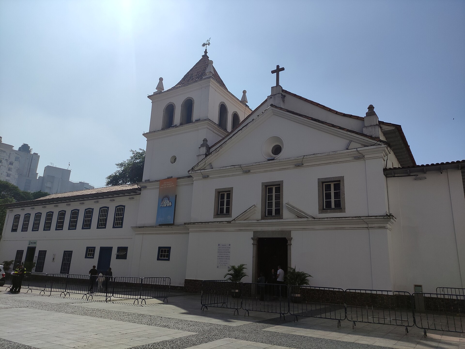 Igreja branca e campanário do Pátio do Colégio, marco da fundação de São Paulo.